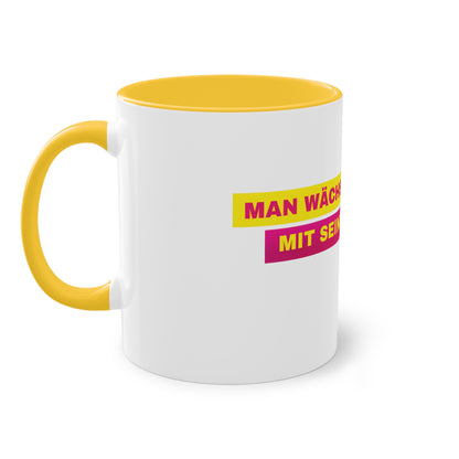 MAN WÄCHST MIT SEINEN AUSGABEN TASSE